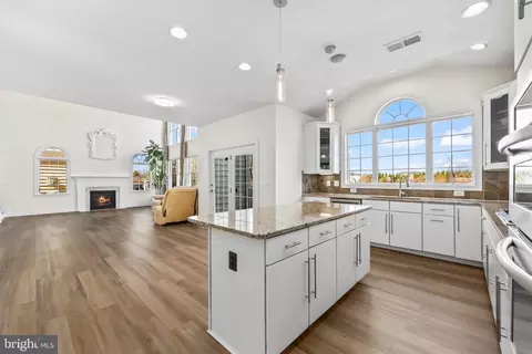 Kitchen - 43341 Barnstead Dr, Ashburn, VA 20148 photo 3 of 4