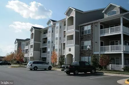 512 Sunset View Ter SE #208, Leesburg, VA 20175