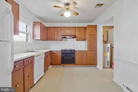 322 E Maple Ave, Sterling, VA 20164