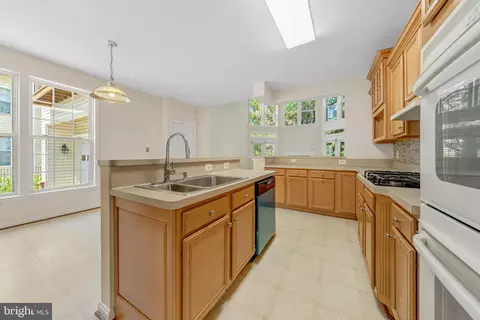 Kitchen - 40396 Milford Dr, Broadlands, VA 20148 photo 4 of 5