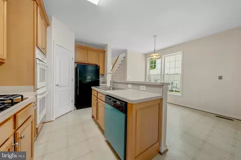 Kitchen - 40396 Milford Dr, Broadlands, VA 20148 photo 5 of 5