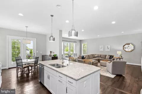 Kitchen - 41953 Paddock Gate Pl, Ashburn, VA 20148 photo 5 of 6