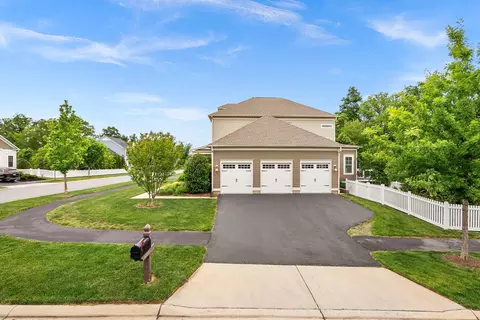 Exterior - 41953 Paddock Gate Pl, Ashburn, VA 20148 photo 4 of 16