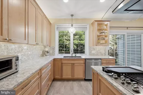 Kitchen - 43232 Golf View Dr, Chantilly, VA 20152 photo 3 of 4