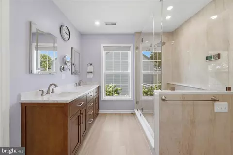 Bath - 43232 Golf View Dr, Chantilly, VA 20152 photo 1 of 3