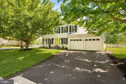 17180 Magic Mountain Dr, Round Hill, VA 20141