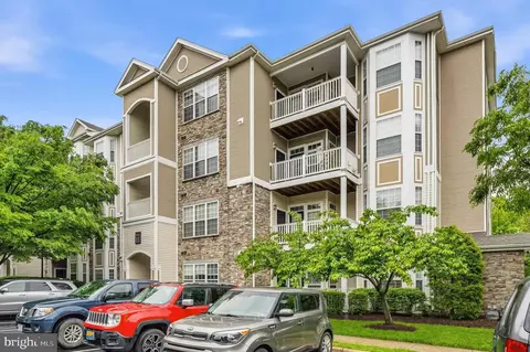 512 Sunset View Ter SE #202, Leesburg, VA 20175