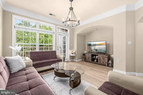 512 Sunset View Ter SE #202, Leesburg, VA 20175