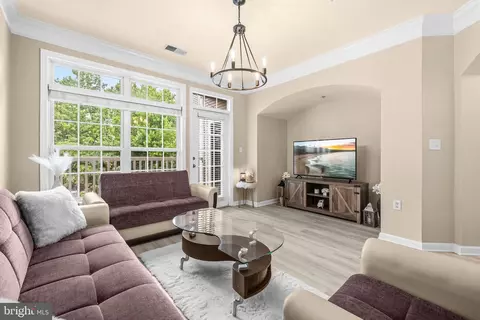 512 Sunset View Ter SE #202, Leesburg, VA 20175