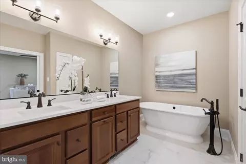 Bath - 17689 Bates Dr, Hamilton, VA 20158 photo 1 of 1