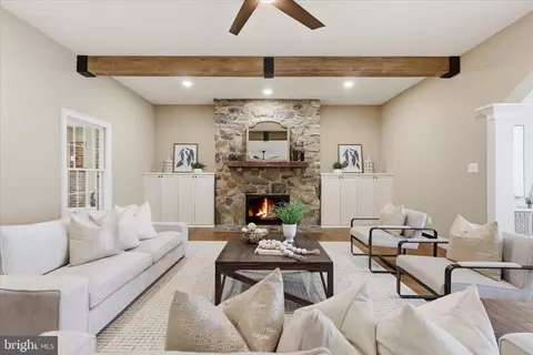 Living - 17689 Bates Dr, Hamilton, VA 20158 photo 2 of 6