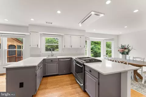 Kitchen - 43847 Glenhazel Dr, Ashburn, VA 20147 photo 4 of 8