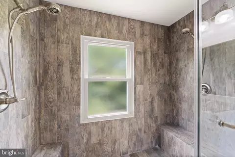 Bath - 43847 Glenhazel Dr, Ashburn, VA 20147 photo 6 of 8