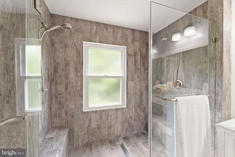 Bath - 43847 Glenhazel Dr, Ashburn, VA 20147 photo 5 of 8