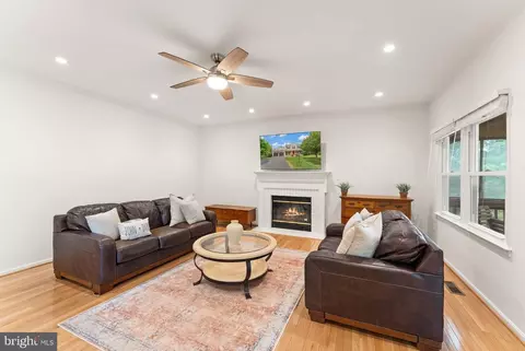 Living - 43847 Glenhazel Dr, Ashburn, VA 20147 photo 5 of 5