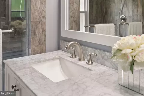 Bath - 43847 Glenhazel Dr, Ashburn, VA 20147 photo 3 of 8