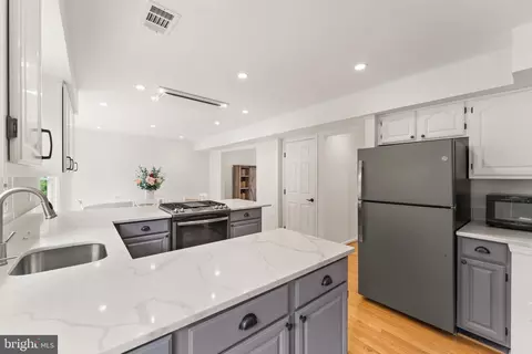 Kitchen - 43847 Glenhazel Dr, Ashburn, VA 20147 photo 7 of 8
