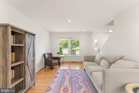 Living - 43847 Glenhazel Dr, Ashburn, VA 20147 photo 2 of 5