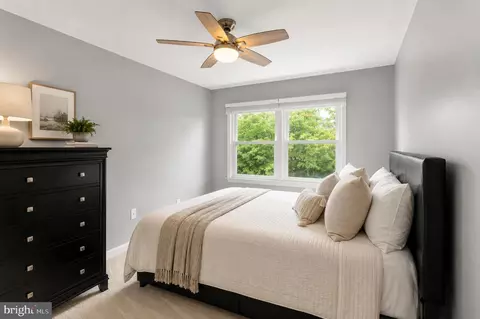 Bedroom - 43847 Glenhazel Dr, Ashburn, VA 20147 photo 4 of 7