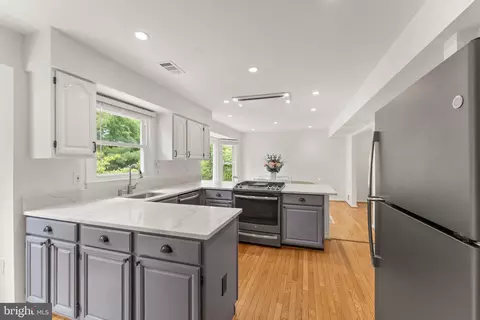 Kitchen - 43847 Glenhazel Dr, Ashburn, VA 20147 photo 6 of 8