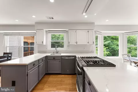 Kitchen - 43847 Glenhazel Dr, Ashburn, VA 20147 photo 2 of 8