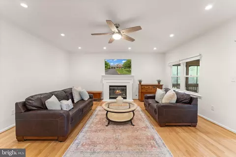 Living - 43847 Glenhazel Dr, Ashburn, VA 20147 photo 4 of 5
