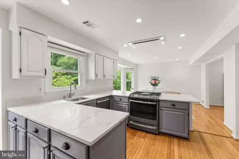 Kitchen - 43847 Glenhazel Dr, Ashburn, VA 20147 photo 5 of 8