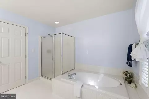 Bath - 43197 Wayside Cir, Ashburn, VA 20147 photo 4 of 5
