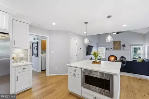 Kitchen - 43197 Wayside Cir, Ashburn, VA 20147 photo 3 of 6