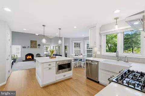 Kitchen - 43197 Wayside Cir, Ashburn, VA 20147 photo 1 of 6