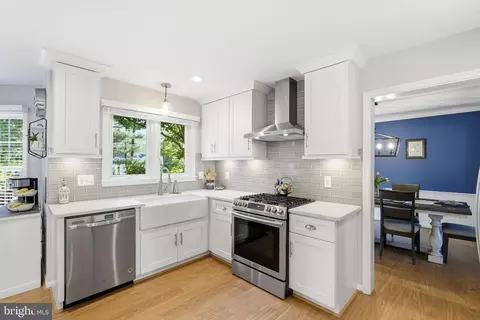 Kitchen - 43197 Wayside Cir, Ashburn, VA 20147 photo 2 of 6