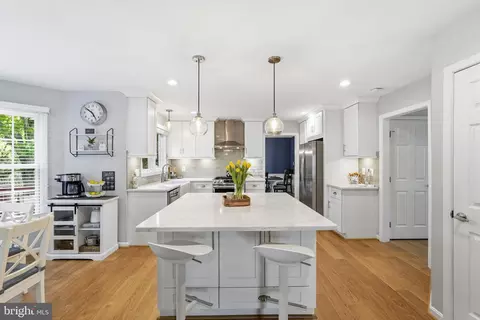 Kitchen - 43197 Wayside Cir, Ashburn, VA 20147 photo 5 of 6