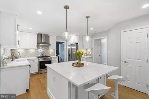 Kitchen - 43197 Wayside Cir, Ashburn, VA 20147 photo 4 of 6