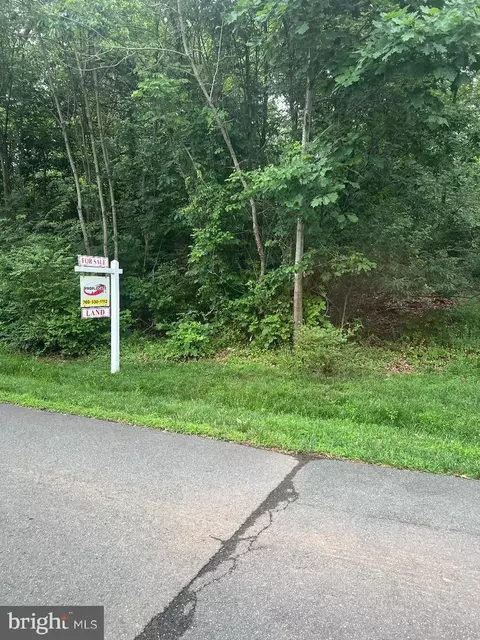 32 Cedar Dr, Sterling, VA 20164 photo 2