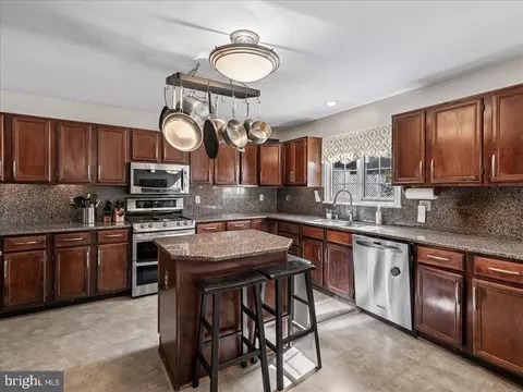Kitchen - 20547 Ringold Dr, Ashburn, VA 20147 photo 4 of 5