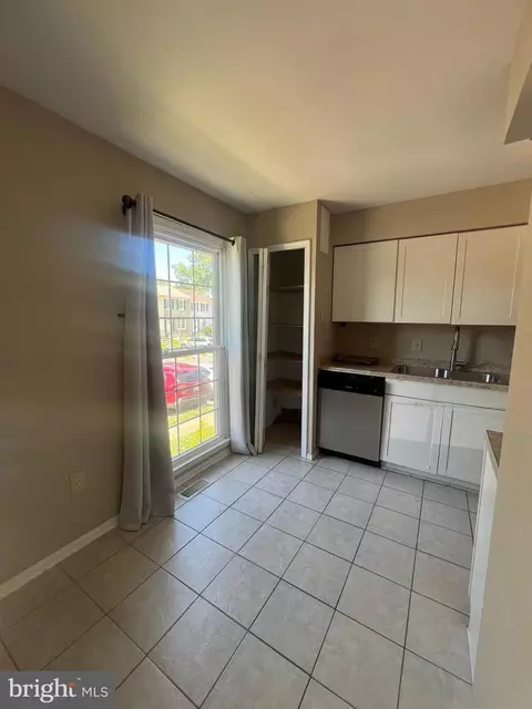 Kitchen - 1005 Marsden Ct, Sterling, VA 20164 photo 3 of 5