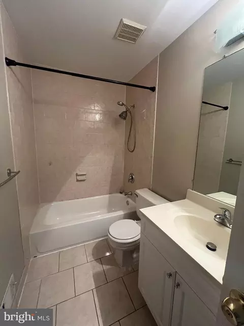 Bath - 1005 Marsden Ct, Sterling, VA 20164 photo 1 of 2