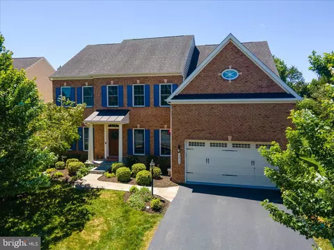 Exterior - 42414 Pine Forest Dr, Chantilly, VA 20152 photo 2 of 7