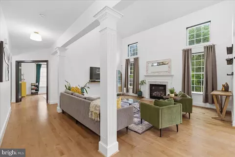 Entry Way - 42414 Pine Forest Dr, Chantilly, VA 20152 photo 5 of 16