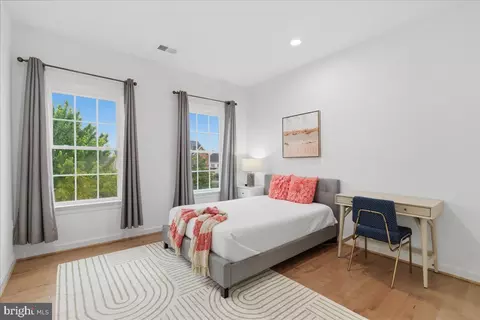 Bedroom - 42414 Pine Forest Dr, Chantilly, VA 20152 photo 6 of 11