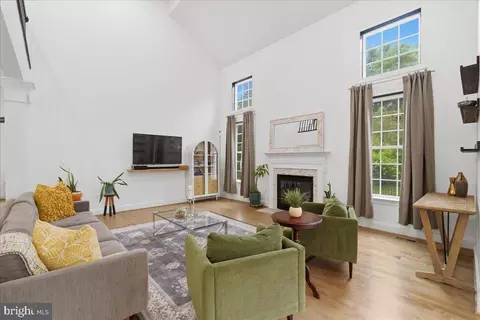 Living - 42414 Pine Forest Dr, Chantilly, VA 20152 photo 1 of 1