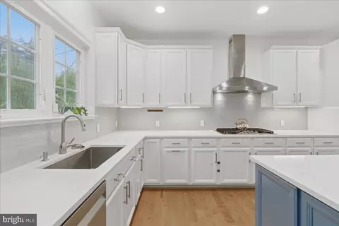 Kitchen - 42414 Pine Forest Dr, Chantilly, VA 20152 photo 4 of 4