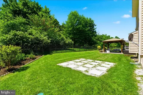 Exterior - 42414 Pine Forest Dr, Chantilly, VA 20152 photo 7 of 7