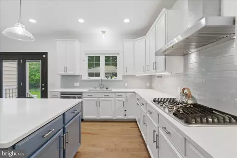 Kitchen - 42414 Pine Forest Dr, Chantilly, VA 20152 photo 3 of 4