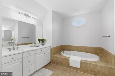 Bath - 42414 Pine Forest Dr, Chantilly, VA 20152 photo 2 of 5