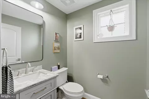 Entry Way - 42414 Pine Forest Dr, Chantilly, VA 20152 photo 11 of 16