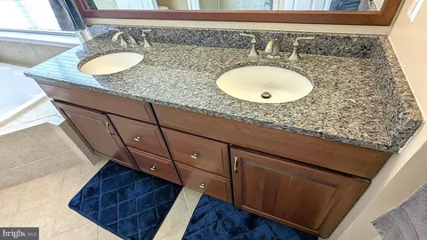 Bath - 43161 Barnstead Dr, Ashburn, VA 20148 photo 2 of 6