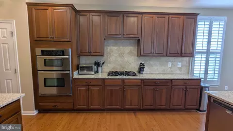 Kitchen - 43161 Barnstead Dr, Ashburn, VA 20148 photo 3 of 5