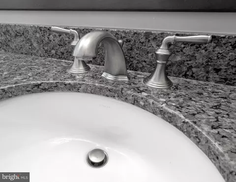Bath - 43161 Barnstead Dr, Ashburn, VA 20148 photo 5 of 6