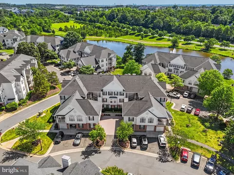 25300 Lake Mist Sq #101, Chantilly, VA 20152